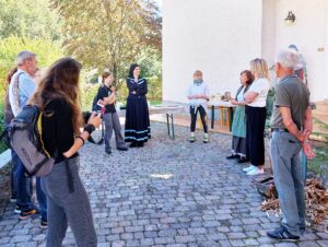 V Reziji za pogovor na dvorišču _ Due chiacchiere in cortile a Resia